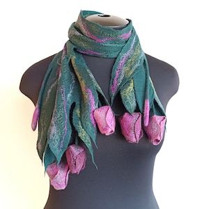 Emerald wool felt scarf lariat with purple tulips, Felted scarf flower bouquet tulips Floral lariat necklace handmade Oversize flower brooch