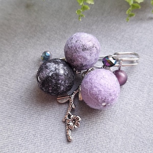 Flieder und schwarze Filz Brosche – Weiche Wolle Brosche – Handgemachte Blumen Zweig Brosche – Boho Faser Schmuck – Nass gefilzte Anstecknadel