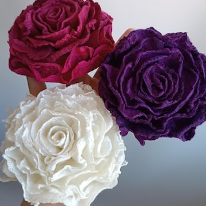 Übergroße gefilzte Rosenbrosche – mutige Wollblumenbrosche – Accessoire aus Merinoseide – Statement-Brosche – Wählen Sie Ihre Farbe