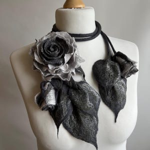 Nass Gefilzte Graue Rosenhalskette: Handgemachte Lariat Kette mit Brosche