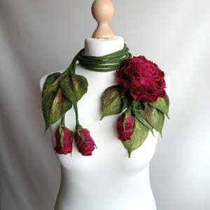 Felted Rose Lariat Necklace – Burgundy Wool Flower Scarf with Green Leaves