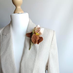 Beige Filz Iris Brosche – Handgemachte Merino Wolle Blumen Anstecknadel – Künstlerische große Brosche – Geschenk für Frauen – Einzigartiges Kunst Accessoire