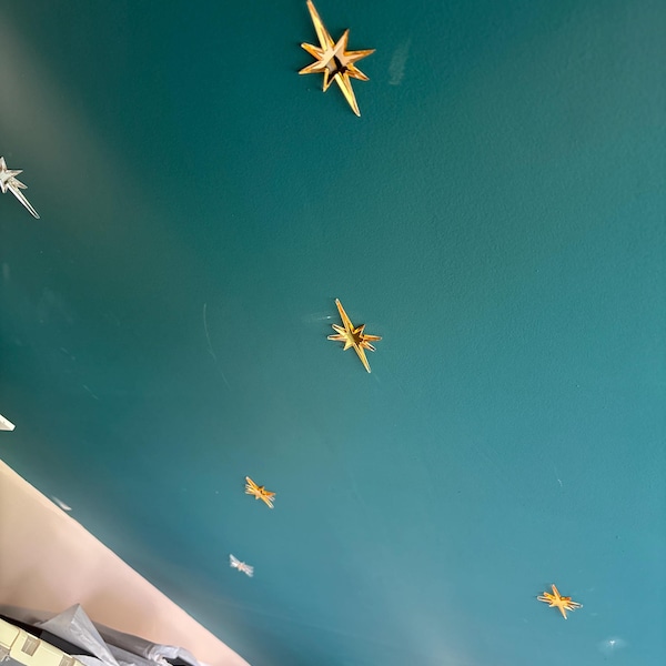 Pegatinas de techo con estrellas de espejo dorado.