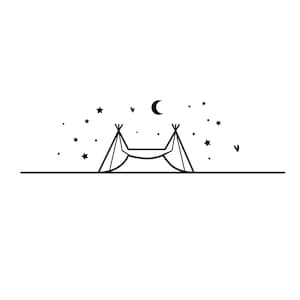 Puede incluir: Dibujo en blanco y negro de una hamaca colgada entre dos árboles con una luna creciente y estrellas en el cielo.