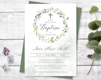 Könnte beinhalten: Eine Taufeinladung mit einem Aquarell-Blumenkranz und Kreuz-Design. Der Text lautet "Bitte begleiten Sie uns zur Taufe unserer Tochter" mit dem Namen "Anna Marie Smith" und Veranstaltungsdetails. Die Einladung befindet sich auf weißem Hintergrund mit einem grünen Umschlag.