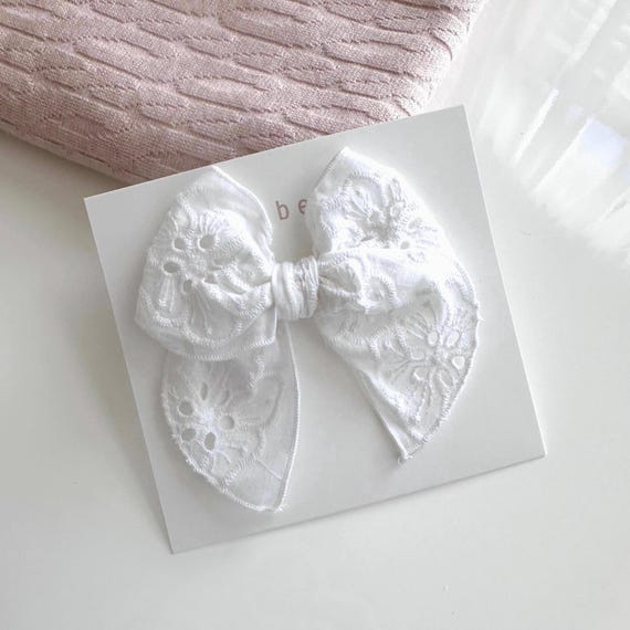 Neutral Fable Bow. Embroidered White Bow. White baby bow. Neutral loop. Baby headband. Hair Bow. Fable Bow. Trendy Bow. Bow dog.