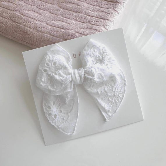Neutral Fable Bow. Embroidered White Bow. White baby bow. Neutral loop. Baby headband. Hair Bow. Fable Bow. Trendy Bow. Bow dog.