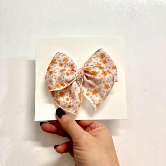 Daisy Fable Hair Bow. Trendy Bow. Floral Bow. Fable bow for girl. Fable bow for mom. Floral Hair Bows. Fall Fable Bow