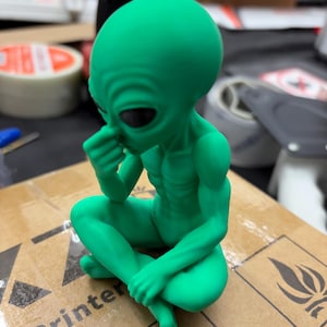 Alien Visitor #6 - ET6 - Hållande näsa - 3D-utskriven figur - Sci-Fi skrivbordsdekor