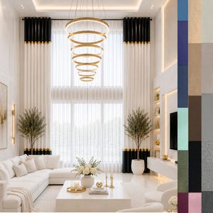 Peut inclure: Un salon moderne avec un canapé blanc, un grand lustre et de hautes fenêtres avec des rideaux blancs. La pièce comprend une table basse blanche, des plantes décoratives et une grande peinture abstraite.