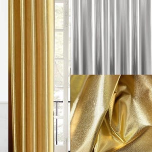 Puede incluir: Paneles de cortinas doradas, drapeadas verticalmente, con brillo metálico. Las cortinas cuelgan frente a una ventana, con un primer plano de la textura de la tela en la esquina inferior derecha. También se ve un panel de cortina plateado.