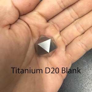 Dado D20 de titanio macizo, acabado lavado a la piedra.