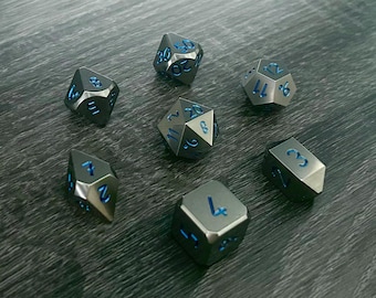 Set di dadi da D&D in titanio zaffiro, con finitura stone wash