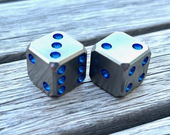 Dados de titanio zafiro mecanizados por CNC y con acabado lavado a la piedra, titanio de grado 5