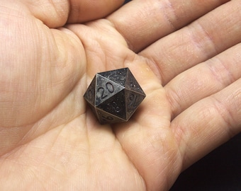 Dado D20 de 22 mm de acero inoxidable 316 con aspecto desgastado por la batalla