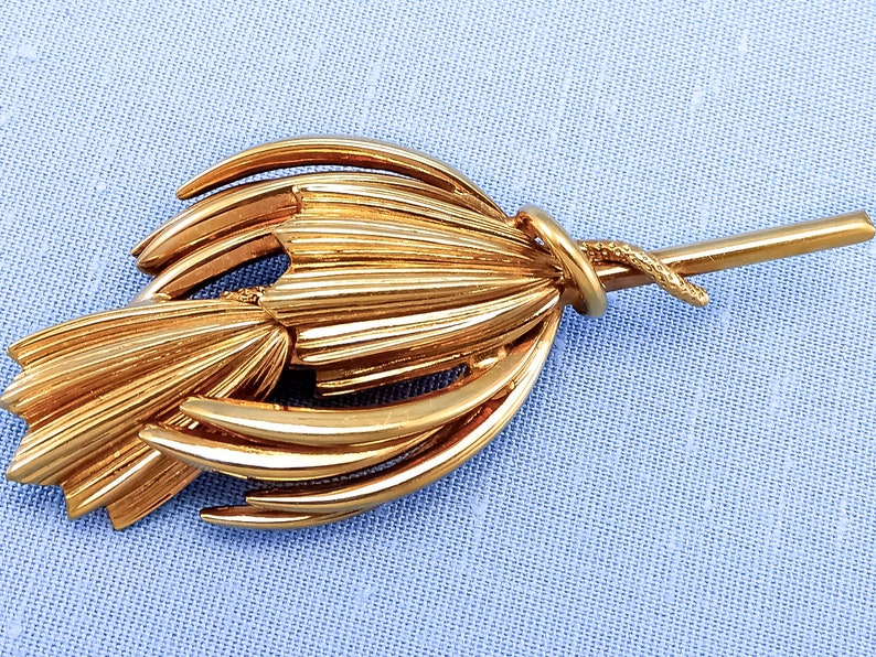 1970s or 1980s Vintage Shiny Gold-Toned Brooch With ModernistAbstract Flower or Plant Design