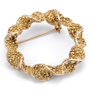 Vintage Emmons Gold-Toned Circle Brooch With Twisted Ribbon Design and Dotted Texture | 1950s or 1960s