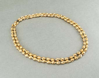 Collana Trifari vintage con corona: 2 fili, perline in metallo dorato e vetro, chiusura pieghevole decorativa, anni '50-'60