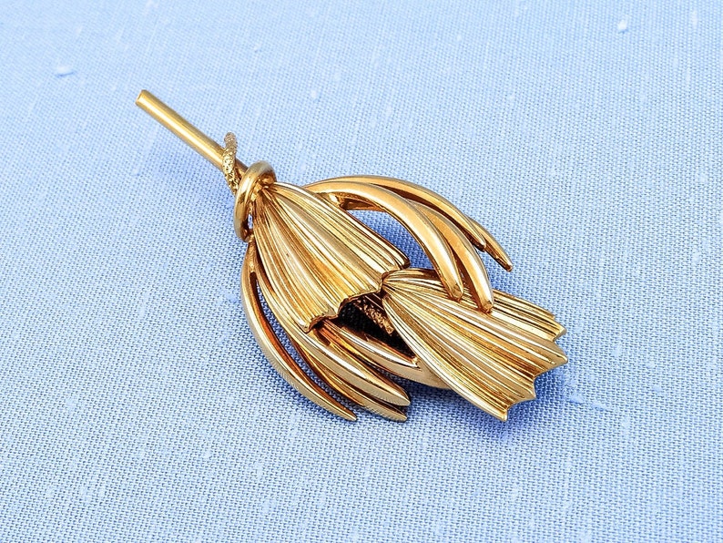 1970s or 1980s Vintage Shiny Gold-Toned Brooch With ModernistAbstract Flower or Plant Design