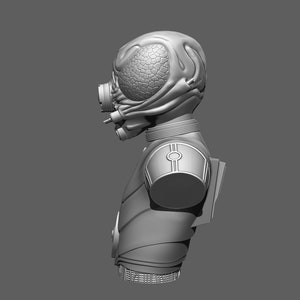 K&ouml;nnte beinhalten: Ein graues 3D-Modell einer B&uuml;ste einer Kreatur, die einen Helm mit strukturierter Oberfl&auml;che und einem Atemger&auml;t tr&auml;gt. Die Kreatur tr&auml;gt eine R&uuml;stung mit einem detaillierten Design.