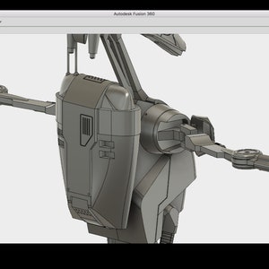 Może przedstawiać: Tr&oacute;jwymiarowy model robota z wieloma ruchomymi ramionami. Robot jest wykonany z szarego metalu i ma kanciasty kształt.