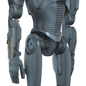 Puede incluir: Primer plano detallado de la parte inferior del cuerpo y los brazos de un robot gris. El robot tiene un torso segmentado, un mecanismo de engranaje en la espalda y brazos articulados con un dise&ntilde;o de mano complejo.