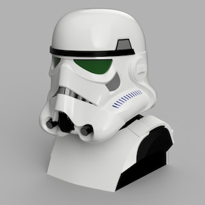以下が含まれることがあります： 黒とグレーのディテール、黒いバイザーと青いアクセントを備えた白いストームトルーパーヘルメット。ヘルメットはスターウォーズフランチャイズの認識可能なデザインで、明るい灰色の背景に設定されています。