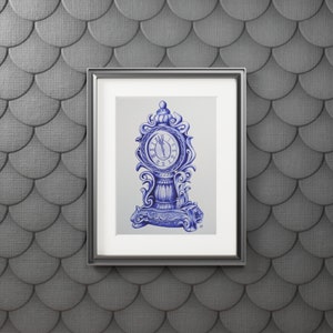 Puede incluir: Una impresión enmarcada de un reloj azul y blanco con detalles ornamentados. La esfera del reloj tiene números romanos y una sola aguja que apunta al número 12.