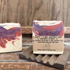 Jabón exfoliante de leche de cabra: Pomelo rosa, melón y bayas (con cáscaras de nuez molidas y piedra pómez facial).