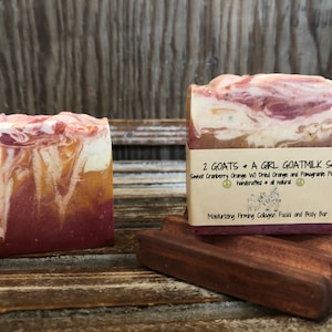 Jabón de leche de cabra con arándano y naranja: barra hidratante para rostro y cuerpo.