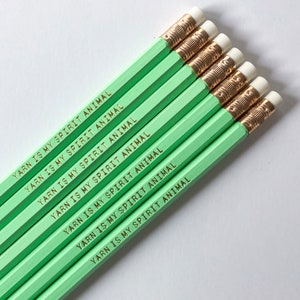 編み物と糸愛好家のためのアクセサリー - 「Yarn is My Spirit Animal」ノベルティ鉛筆 - 米国製 - 編み物やかぎ針編みをする人へのギフト