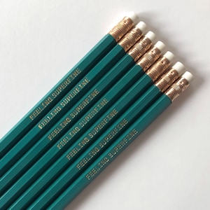 「Feeling Superfine」と書かれた楽しいしゃれ鉛筆セット。送料無料、複数購入で割引。編み物やかぎ針編みをする人にぴったりのギフトです。