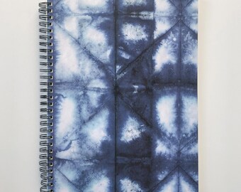 Spiralblock mit Punktraster-Papier, einfach abreißbare perforierte Seiten, Shibori Blau-Weiß-Design mit flacher Bindung