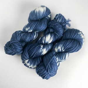 Chunky yarn in blue and white merino - great for one-skein quick hat knitting and crochet projects - bulk discounts & caking service