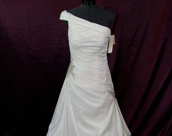 NEW old stock Size 2 antique white Trumpet wedding dress with pearls rhinestones appliques