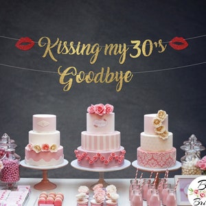 Baner urodzinowy Kissing My 30s Goodbye z wiekiem i ustami Złoty srebrny brokatowy znak niestandardowy girlanda chorągiewka kaligrafia napis dekoracja ścienna 20