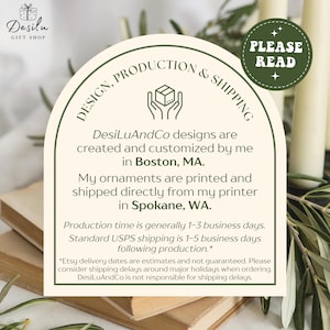K&ouml;nnte beinhalten: Eine cremefarbene Karte mit dem Text "DESIGN, PRODUCTION & SHIPPING" und "PLEASE READ". Die Karte enth&auml;lt auch den Text "DesiLuAndCo designs are created and customized by me in Boston, MA."