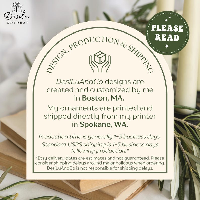K&ouml;nnte beinhalten: Eine cremefarbene Karte mit dem Text "DESIGN, PRODUCTION & SHIPPING" und "PLEASE READ". Die Karte enth&auml;lt auch den Text "DesiLuAndCo designs are created and customized by me in Boston, MA."