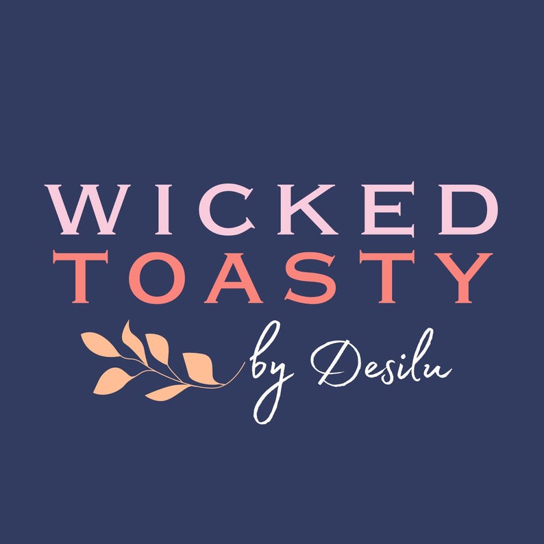 Może przedstawiać: Ciemnoniebieska kwadratowa grafika z napisem WICKED w kolorze jasnor&oacute;żowym, TOASTY w kolorze koralowym oraz by Desilu białym pismem odręcznym. Mała brzoskwiniowa gałązka z liśćmi znajduje się po lewej stronie tekstu, tworząc logo.