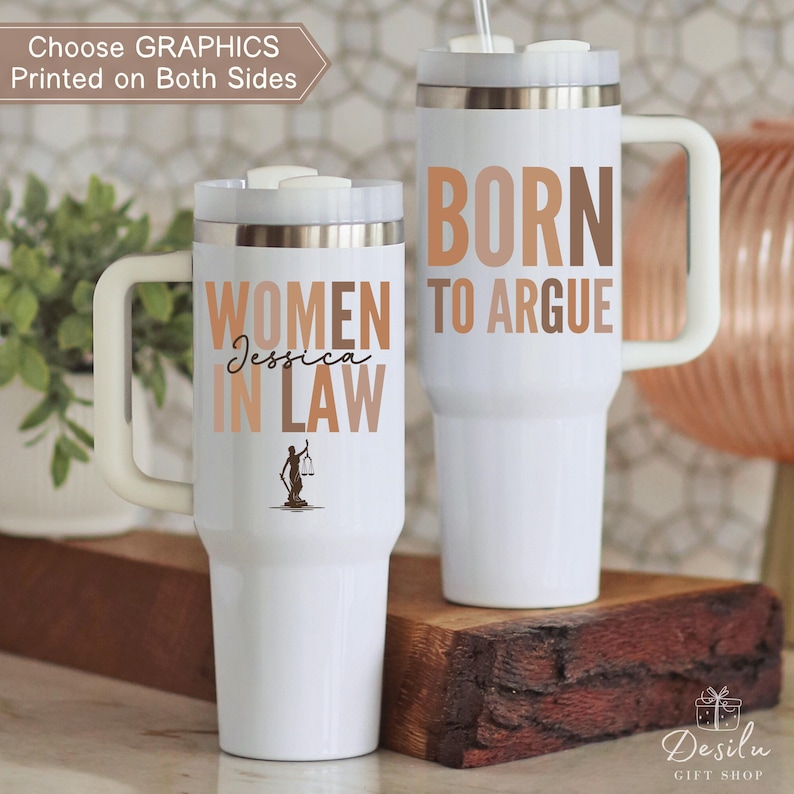 Pu&ograve; includere: Due tazze da viaggio bianche con manici. Una tazza recita "WOMEN IN LAW Jessica" con una grafica della bilancia della giustizia. L'altra tazza dice "BORN TO ARGUE" in lettere marroni e beige. Entrambe le tazze hanno coperchio e manico bianchi.