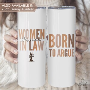 Pu&ograve; includere: Bicchiere sottile bianco da 20 once con la scritta "WOMEN IN LAW" e "BORN TO ARGUE" in tonalit&agrave; marroni. Il bicchiere presenta una silhouette di Lady Justice e il nome "Jessica". Un logo di un negozio di articoli da regalo &egrave; visibile in basso.