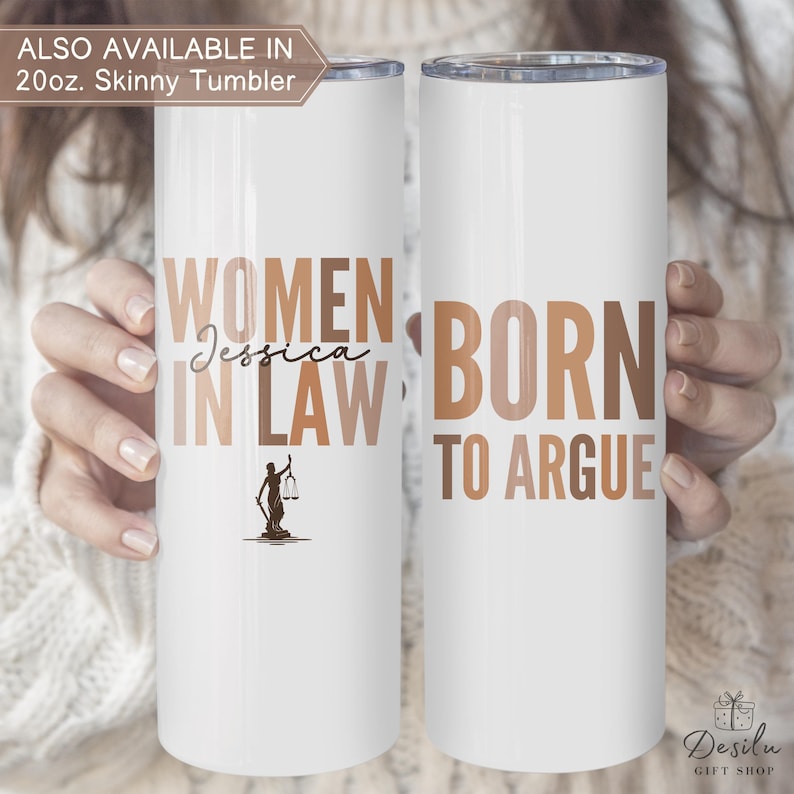 Pu&ograve; includere: Bicchiere sottile bianco da 20 once con la scritta "WOMEN IN LAW" e "BORN TO ARGUE" in tonalit&agrave; marroni. Il bicchiere presenta una silhouette di Lady Justice e il nome "Jessica". Un logo di un negozio di articoli da regalo &egrave; visibile in basso.