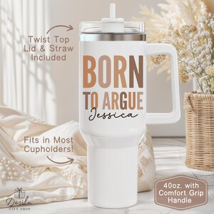 Pu&ograve; includere: Bicchiere bianco con manico, cannuccia e coperchio. Il bicchiere riporta le parole "BORN TO ARGUE Jessica" in lettere marroni e nere. Il bicchiere &egrave; da 1,13 litri e si adatta alla maggior parte dei portabicchieri.