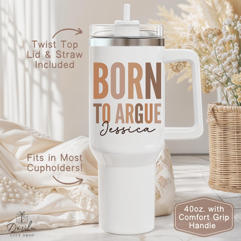 Pu&ograve; includere: Bicchiere bianco con manico, cannuccia e coperchio. Il bicchiere riporta le parole "BORN TO ARGUE Jessica" in lettere marroni e nere. Il bicchiere &egrave; da 1,13 litri e si adatta alla maggior parte dei portabicchieri.