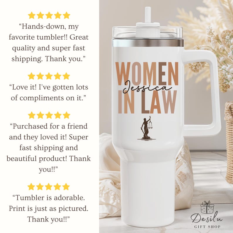 Pu&ograve; includere: Bicchiere bianco con manico, con la scritta "WOMEN IN LAW Jessica" in lettere marroni e beige. Una silhouette di una persona che tiene una bilancia &egrave; sotto il testo. Il bicchiere ha un coperchio bianco e una cannuccia.
