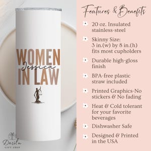 Pu&ograve; includere: Un bicchiere in acciaio inossidabile bianco con le parole "WOMEN IN LAW" in lettere marroni. Il bicchiere ha un design sottile, misura 7,6 cm di larghezza per 20,3 cm di altezza e include una cannuccia senza BPA. Il design &egrave; stampato negli Stati Uniti.