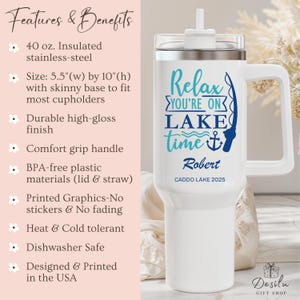 K&ouml;nnte beinhalten: Wei&szlig;er isolierter Edelstahlbecher mit Griff. Der Becher zeigt den Text "Relax You're on Lake Time" in Blau und eine Angelruten-Grafik. Er ist 14 cm breit und 25 cm hoch und passt in die meisten Getr&auml;nkehalter.
