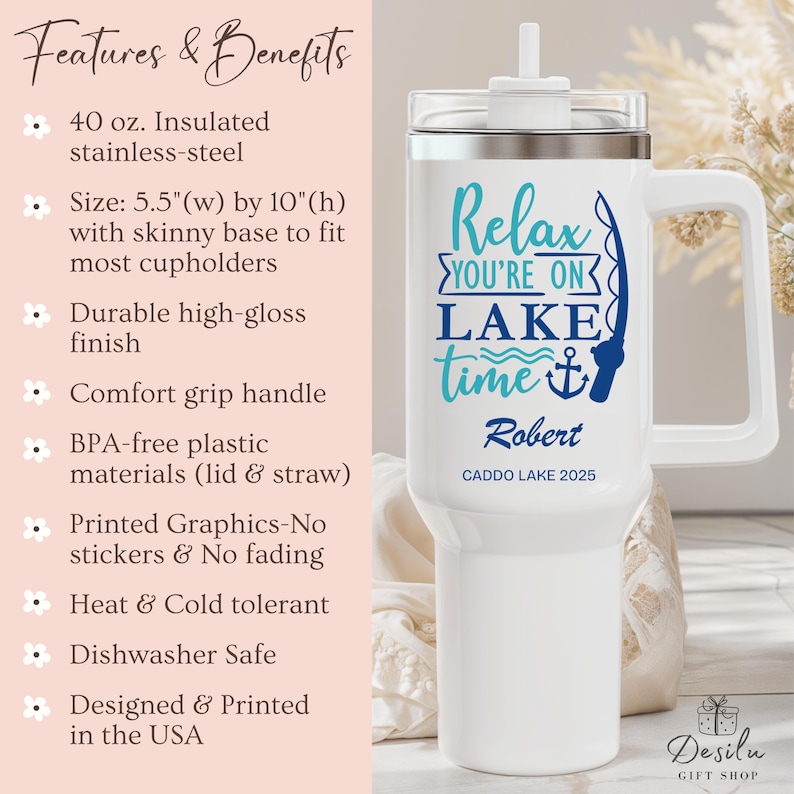 K&ouml;nnte beinhalten: Wei&szlig;er isolierter Edelstahlbecher mit Griff. Der Becher zeigt den Text "Relax You're on Lake Time" in Blau und eine Angelruten-Grafik. Er ist 14 cm breit und 25 cm hoch und passt in die meisten Getr&auml;nkehalter.