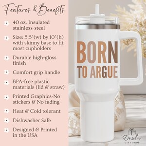 Pu&ograve; includere: Bicchiere isolante bianco in acciaio inossidabile con manico e coperchio. Il bicchiere ha il testo "BORN TO ARGUE" in lettere marroni. &Egrave; largo 14 cm e alto 25 cm e contiene 1,18 litri di liquido.