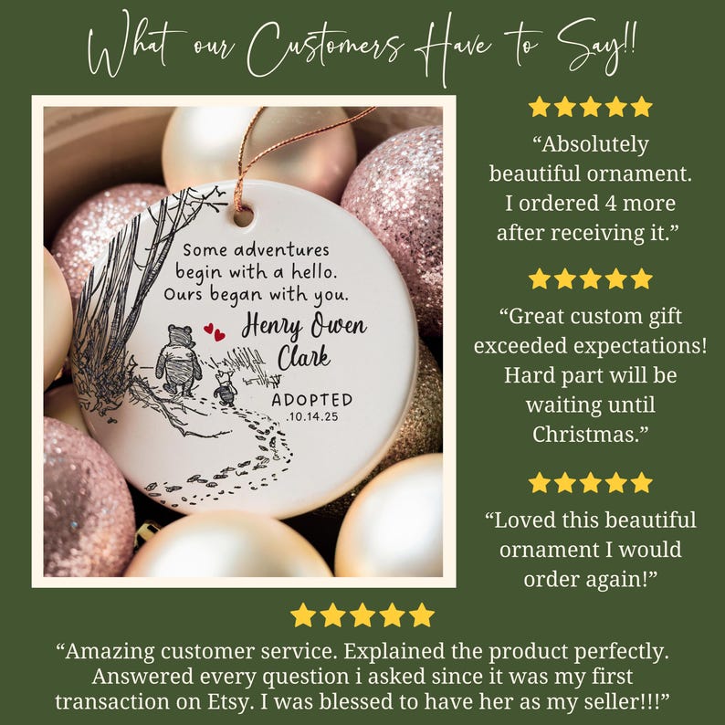 K&ouml;nnte beinhalten: Ein wei&szlig;er Keramik-Weihnachtsschmuck mit einem Winnie-Puuh-Design. Der Schmuck tr&auml;gt den Text "Some adventures begin with a hello. Ours began with you. Henry Owen Clark ADOPTED 10.14.25". Der Schmuck ist von goldenen und rosa Weihnachtskugeln umgeben.